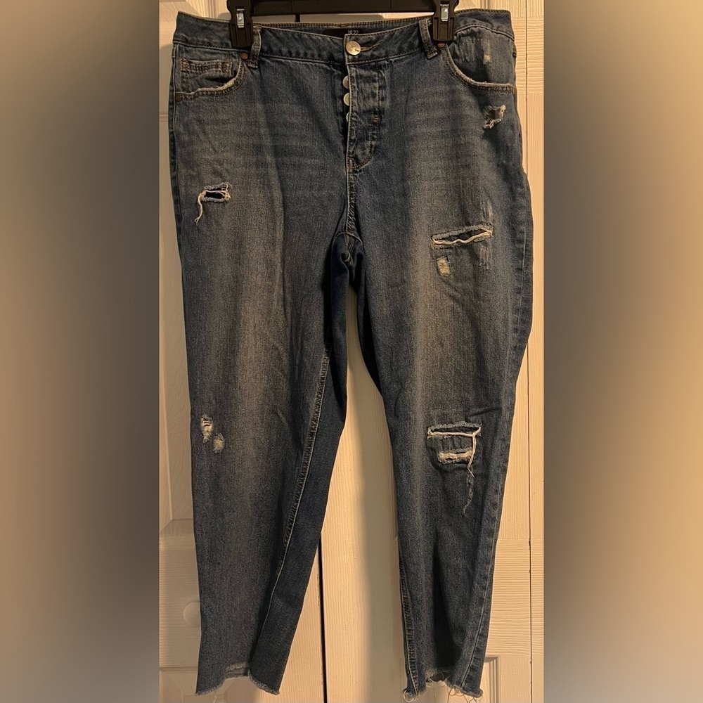 Women's 1822 Frayed Bottom Cropped Jeans